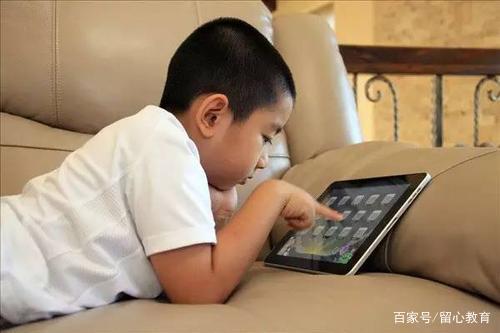 多大的孩子会半夜偷玩游戏,孩子半夜爬起来玩游戏怎么办