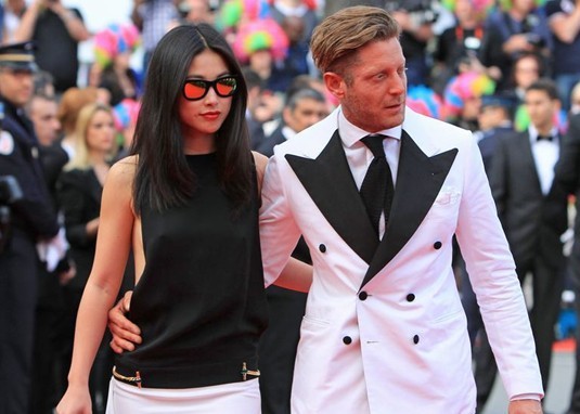 朱珠的放*情纵**史，与世界顶级富豪擦肩而过，靠美貌征服了5个男人