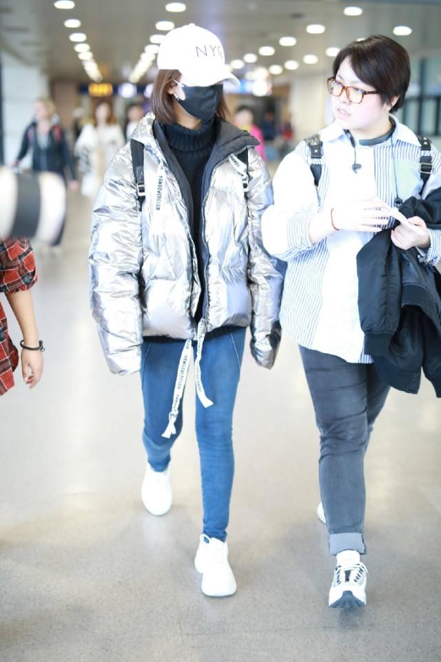 杨紫穿的很亮外套,杨紫穿长款羽绒服小视频