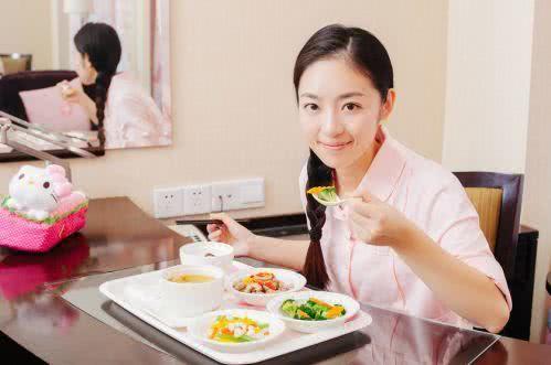产后催奶排恶露,顺产妈妈除了要喝生化汤,这2款月子餐不能少