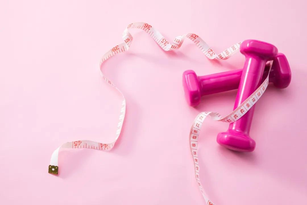 女子夜晚偷偷往*体下**塞东西，老公发现后惊掉了下巴