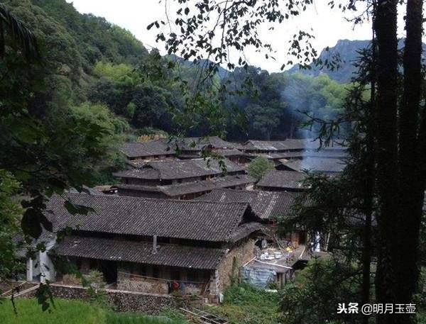 明月玉壶：“屋上炊烟袅袅”，约高手对联