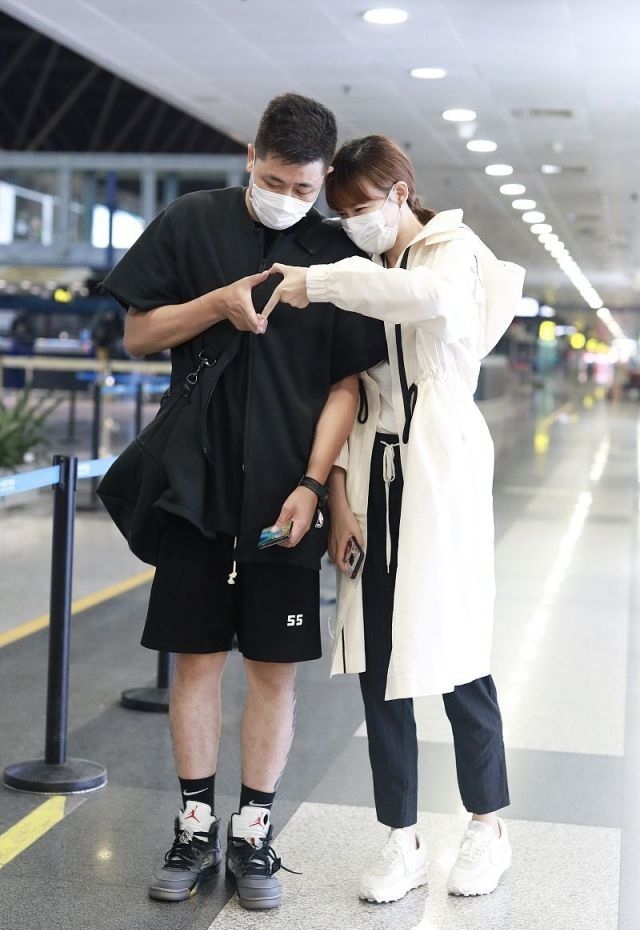 李艾穿阔腿裤,李艾穿抹胸裙出席活动