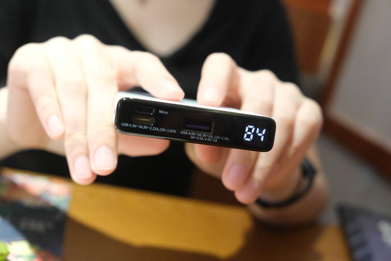 女生都是颜值*党**！像aigo国民好物充电宝就合女友的审美