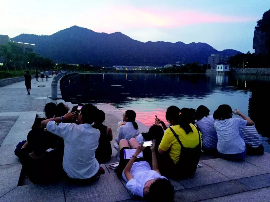 在只有KTV和麻将馆的县城里建一座图书馆，他们坚持了8年