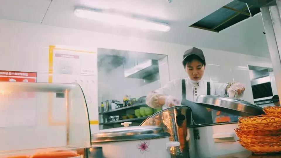 叫醒你的不是闹钟是给孩子做饭,清晨叫醒你的不是闹钟