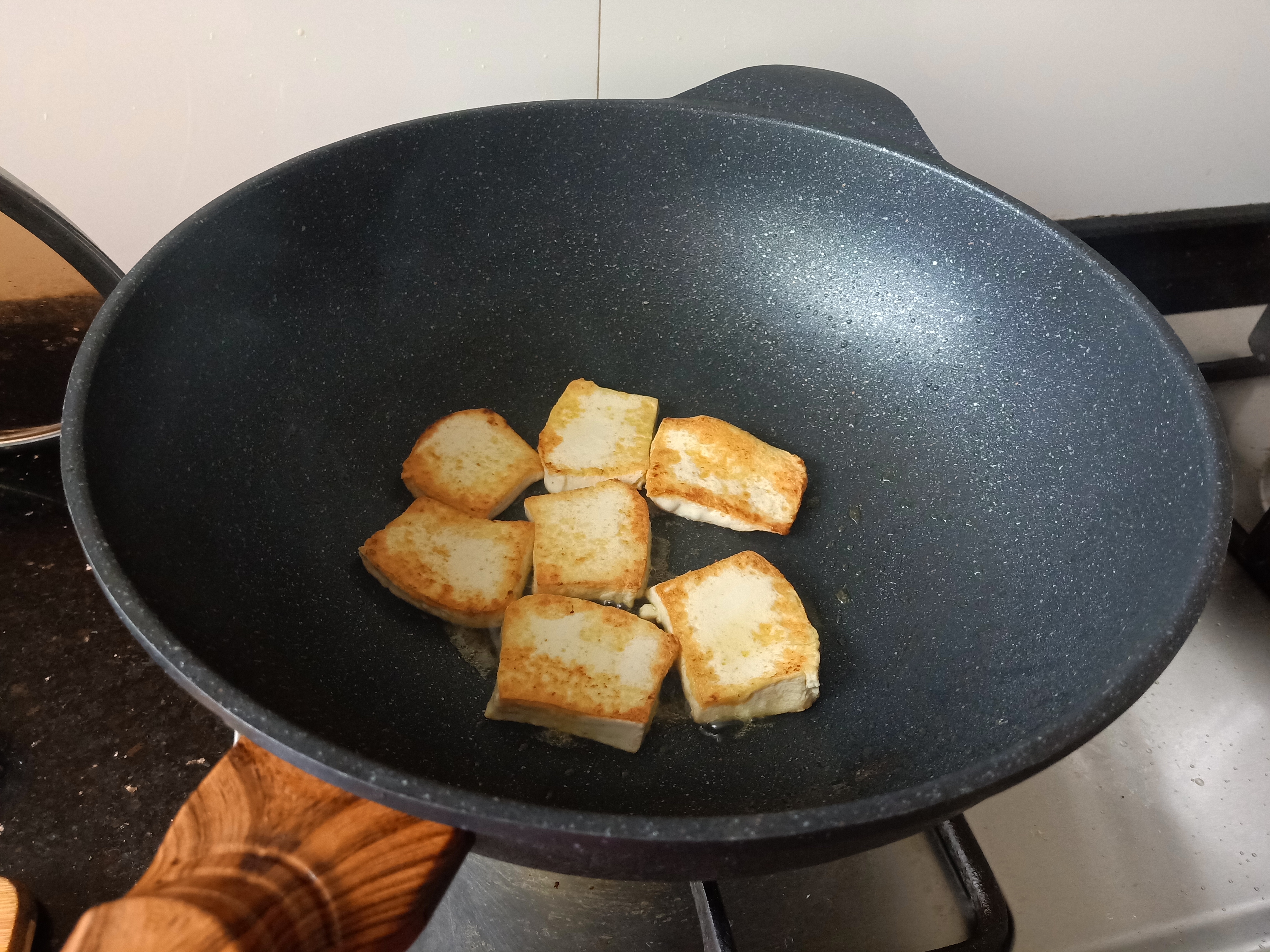 炒菜到底用铁锅还是不粘锅好吃,炒菜不粘锅和铁锅哪个好一点