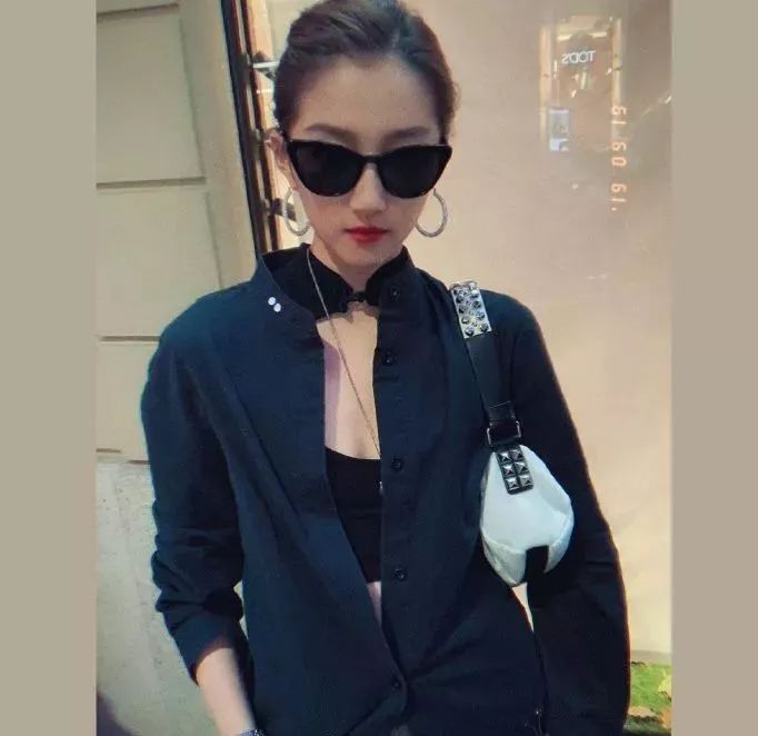 关晓彤最近私服穿搭,关晓彤机场变装