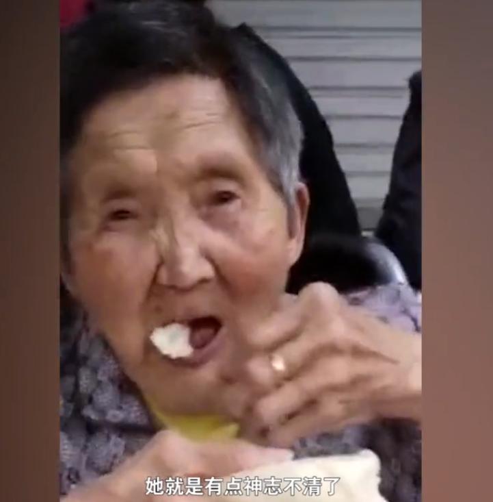 假扮老人回家探望父母,83岁老人假扮小奶奶