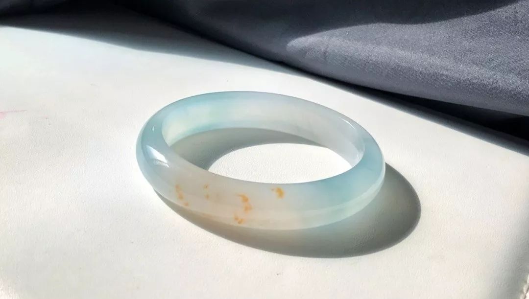 手镯戴了可以随意取吗,手镯戴手上取不下来怎么鉴定真假