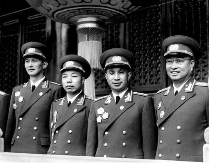 “六星上将”洪学智,两度授勋实至名归,儿子一文一武