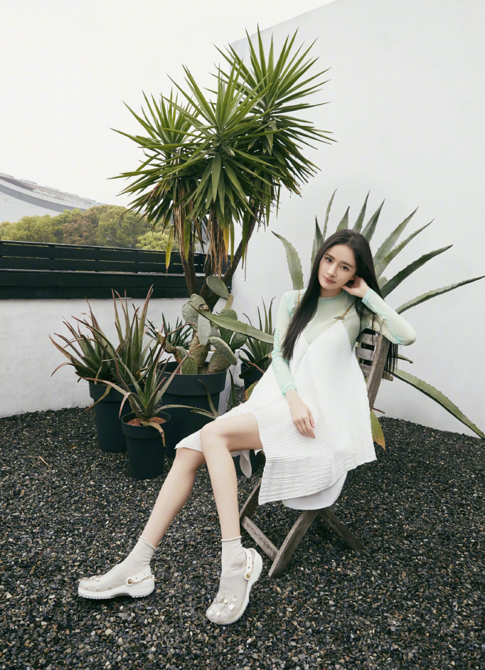 杨幂白色大开衫穿搭,杨幂的黑色亮片裙养眼又吸睛