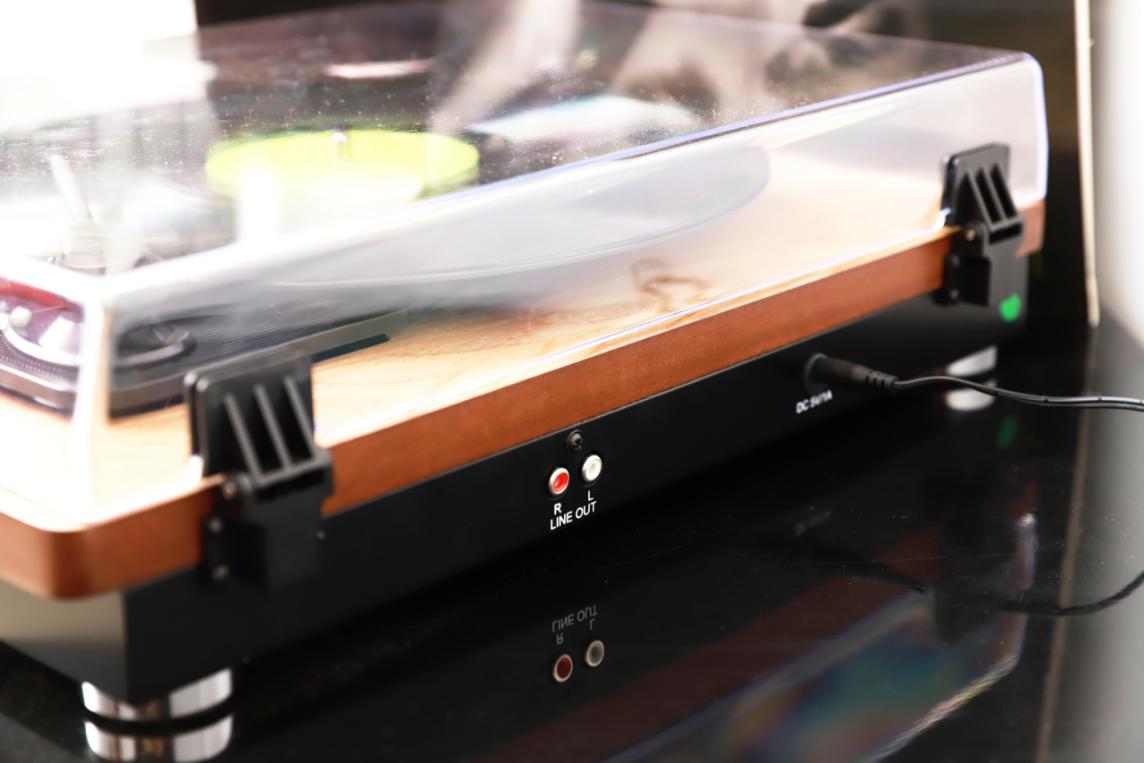 如何挑选一款性价比高的黑胶唱片机？看完这几点就懂了