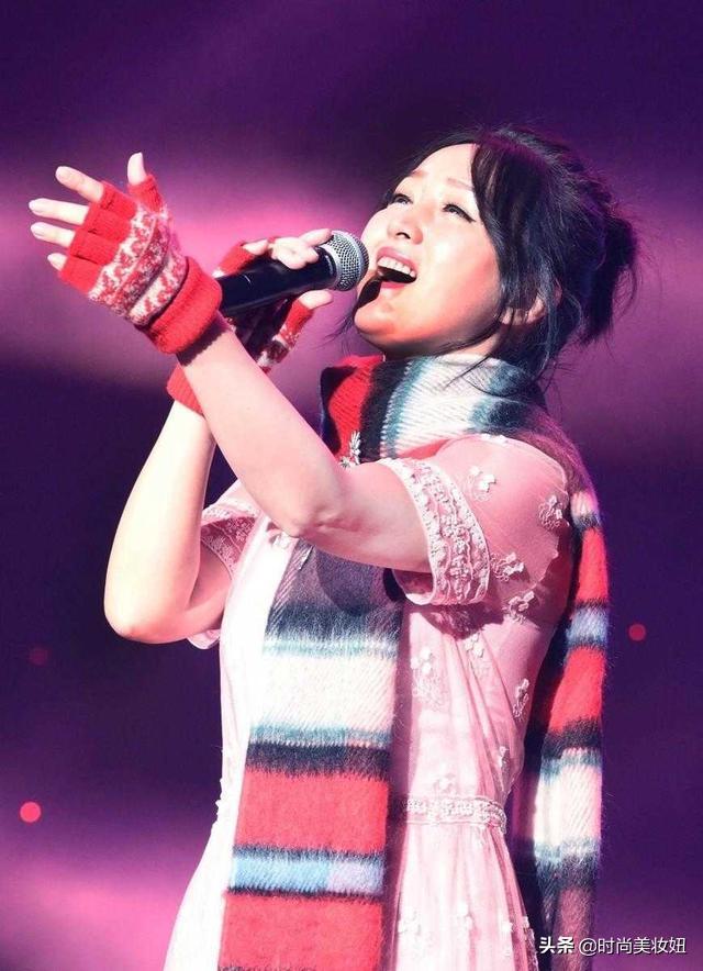 杨钰莹穿蕾丝连衣裙披薄纱,杨钰莹穿长裙的穿搭