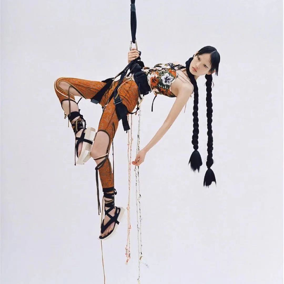 快成主流的“亚逼”，是一个___词？