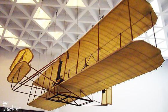 飞机翅膀那么薄为什么能托起机身,飞机翅膀的翼稍小翼有几种