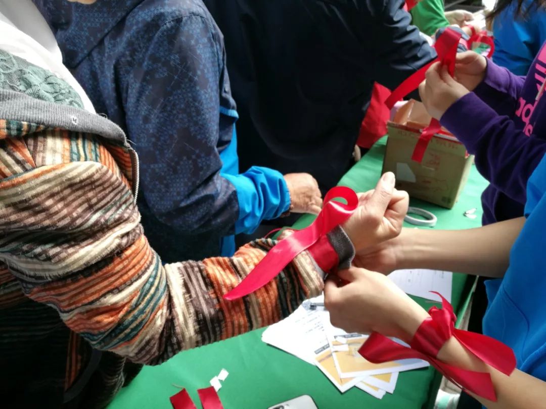 海珠|握手、拥抱、礼节性接吻不会感染艾滋病,但是这些行为会!