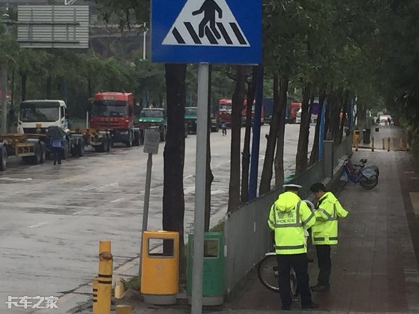 撞倒停放的摩托车走掉算逃逸吗,撞东西肇事逃逸处罚标准