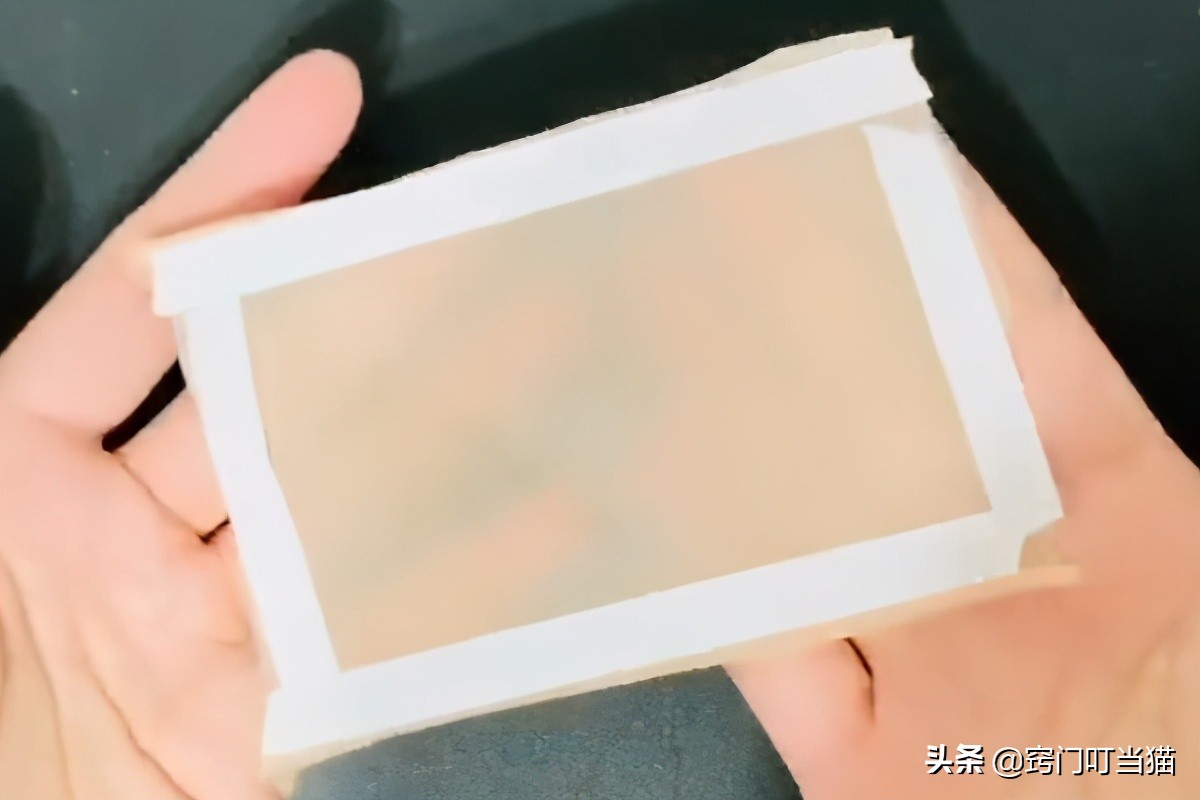 自己在家修纱窗破洞,纱窗破了就用纱窗贴