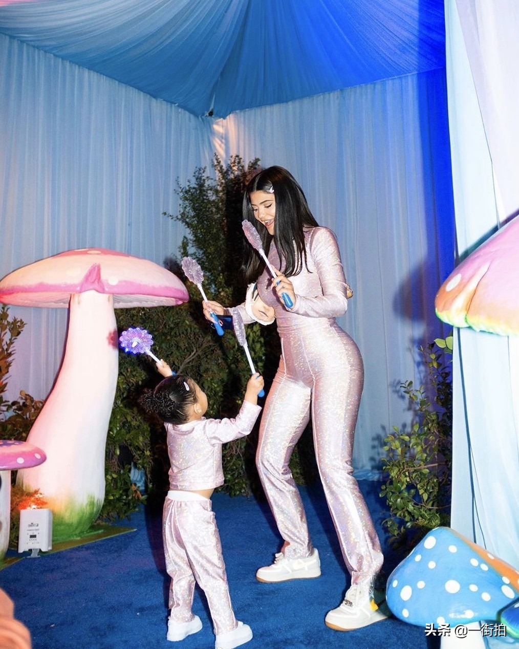 凯莉詹娜带女儿外出度假，丰乳肥臀太性感，网友：凯莉是不是胖了