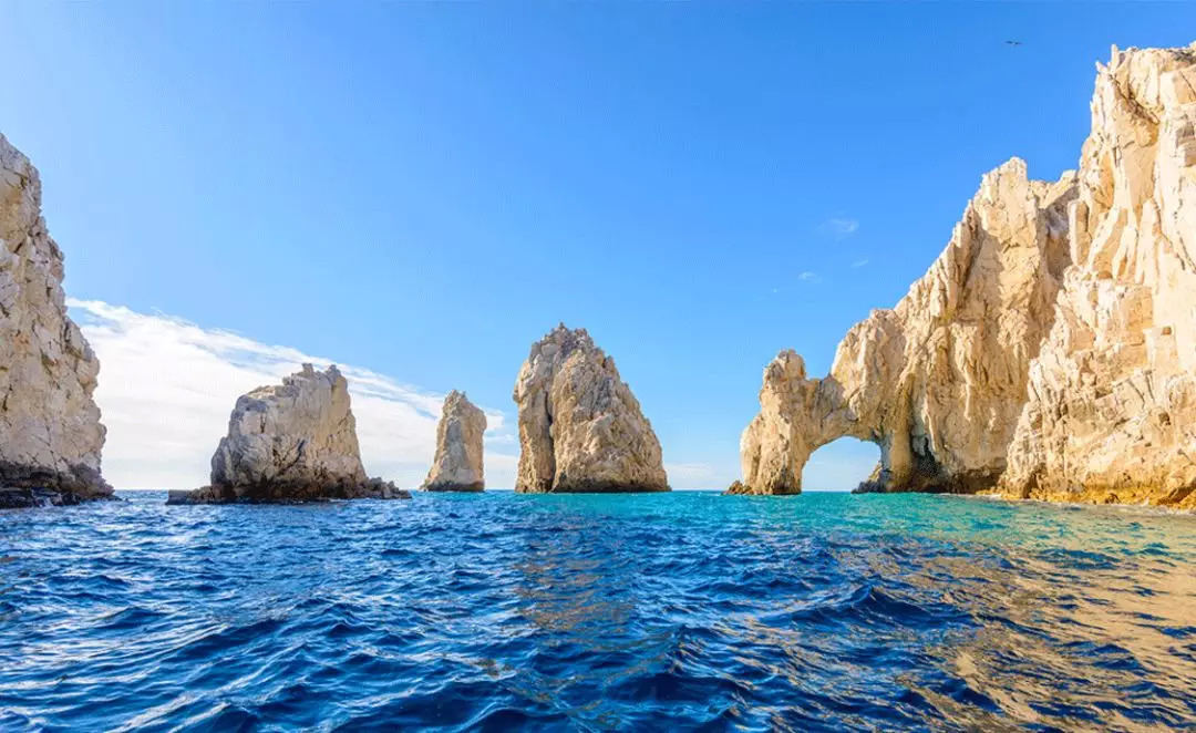 rihanna只靠副业微商赚6个亿,rihanna副业赚多少钱