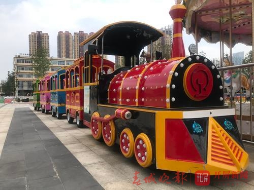 昆明商场人堆里穿梭的小火车!你有证吗?司机培训过吗?出事谁负责?