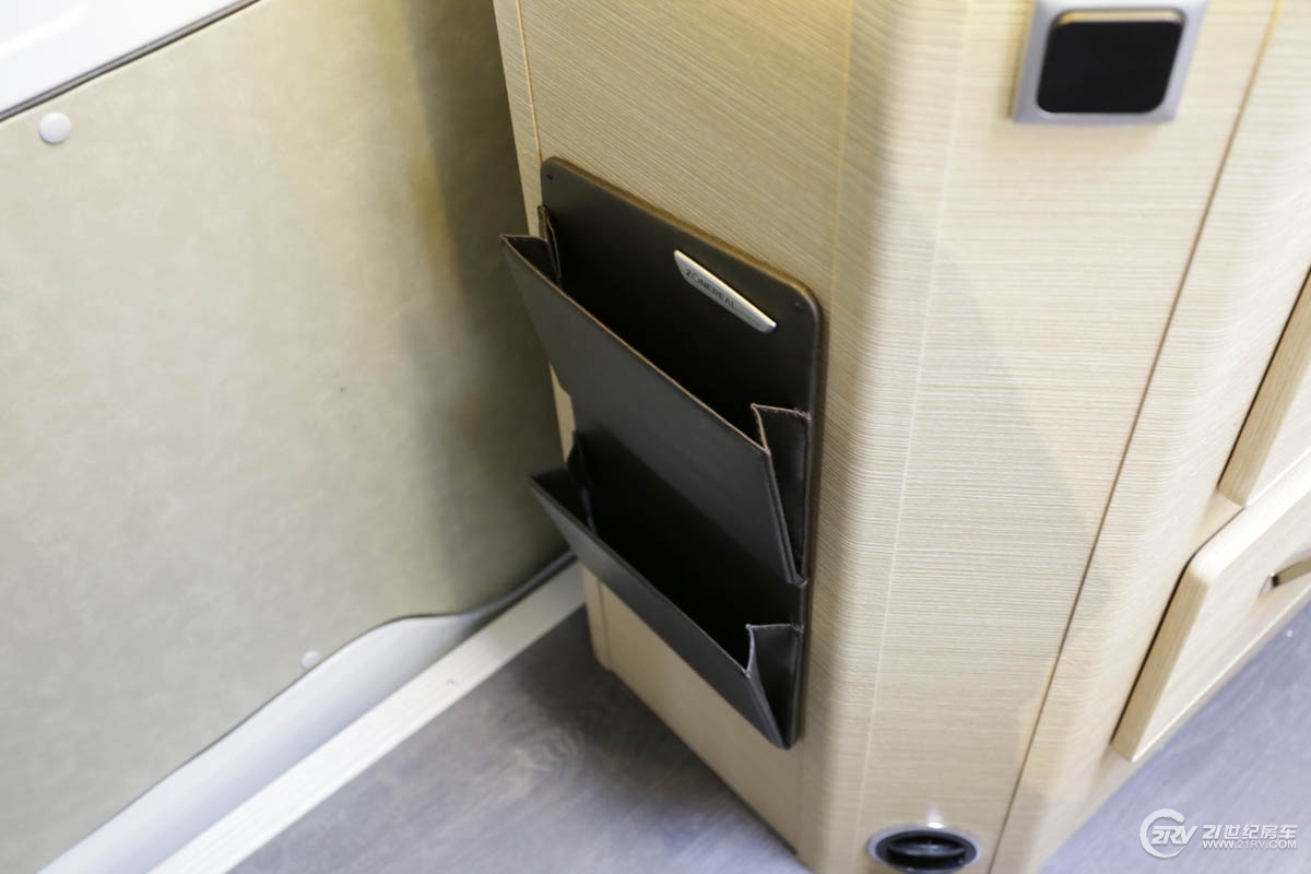 25万大通v90七座,大通v90自动挡5.95米长轴高顶房车