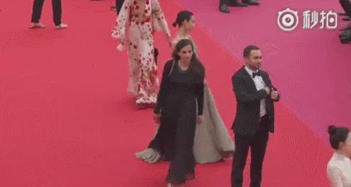 假摔、穿薄纱，修图滤镜到失真：女星们用力过猛的红毯瞬间