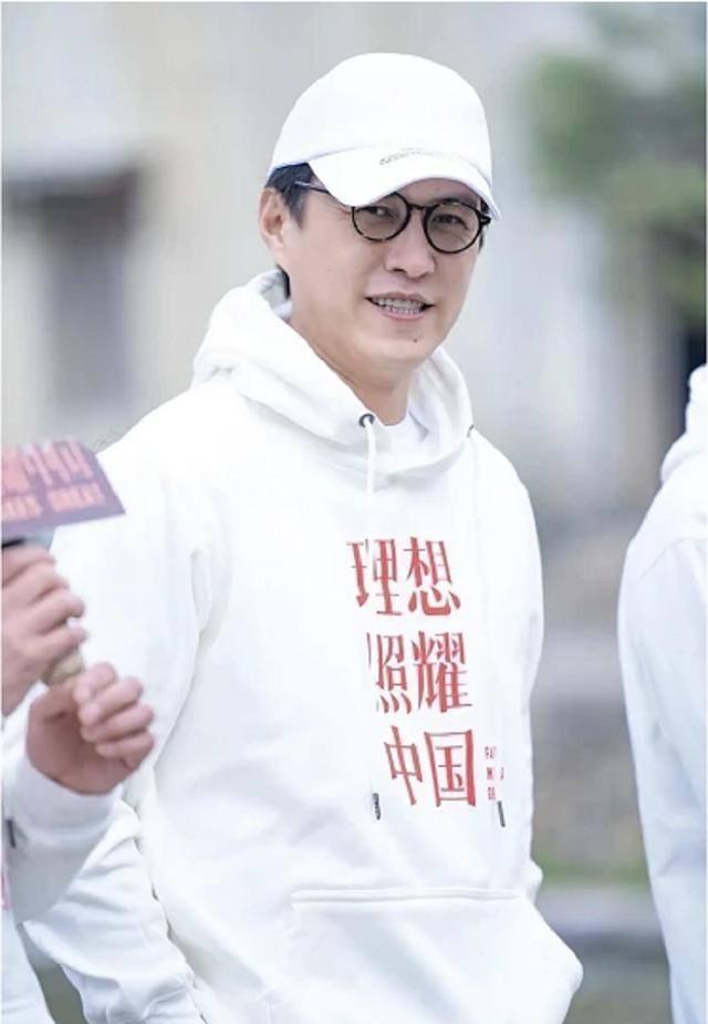 说大话、卖弄文字、夸大学识,“老干部”靳东人设崩得一点不冤