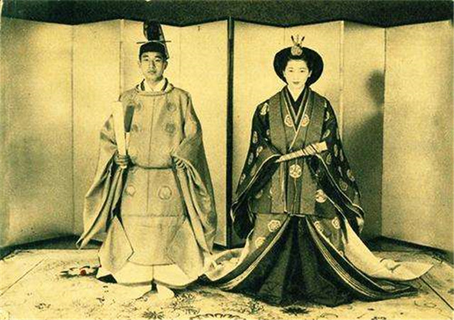 从纳凉工具到 “贵族标配”，日本折扇展示出哪些文化特色？