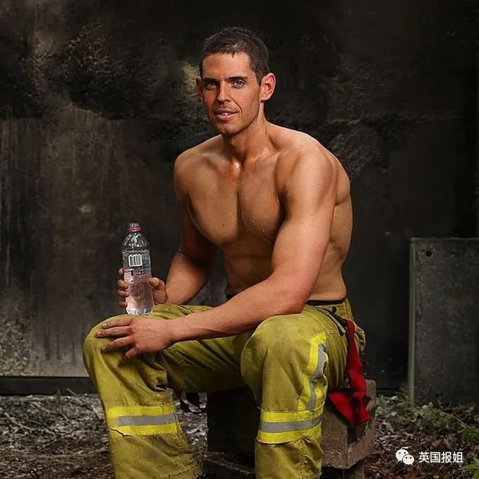 近期帅翻外网的性感鼓手和火辣消防员,减肥前长这样?