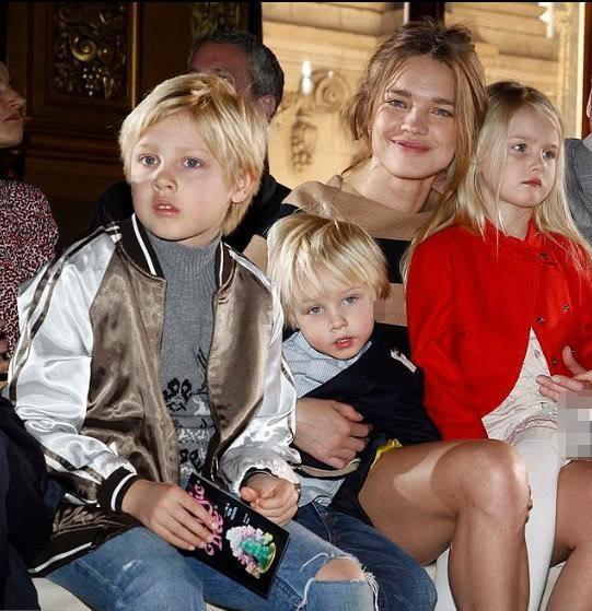 LV太子妃穿豹纹紧身泳衣，跪沙滩上大秀火辣身材，咧嘴笑撞脸舒淇