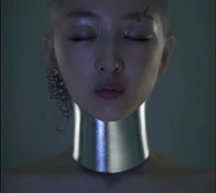 周冬雨银灰色寸头时尚感爆棚,周冬雨短发寸头