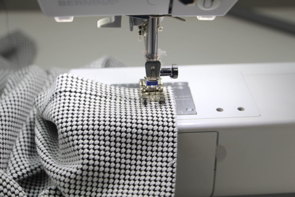 不规则下摆怎么卷边,不占位置的半身裙折法