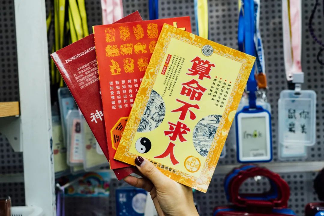 活着的两元店，2块钱能买啥？