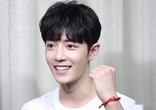 肖战新造型穿益字白T，手绘漫画传递正能量，总算复出有望了