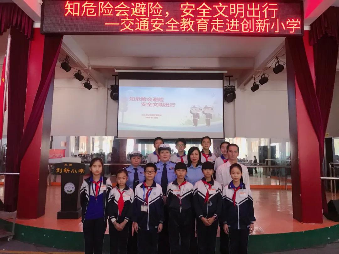 警花带你学交规哪4个时间要记住,警花带你学交规上学请走斑马线