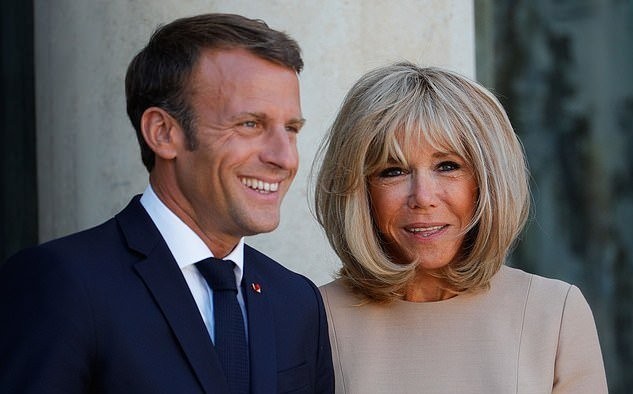 马克龙真暖心,帮布丽吉特整理领口怕走光,真爱程度不亚于查尔斯