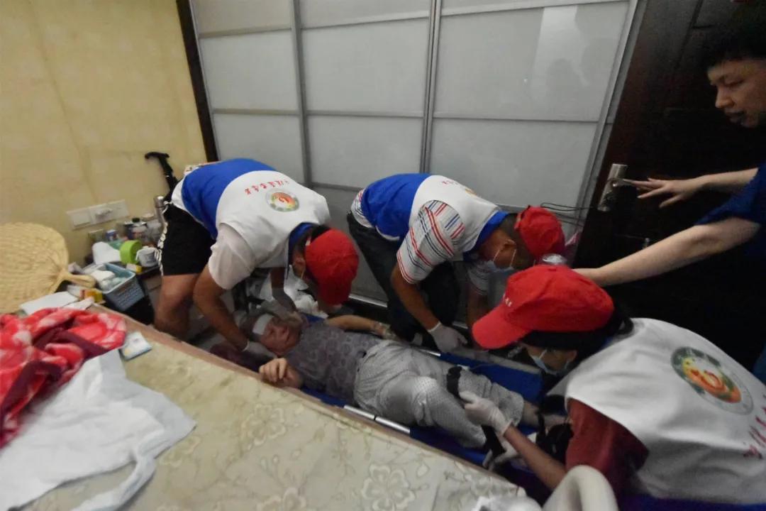 深更半夜铃声喊呼援瘫痪老人发烧得下楼