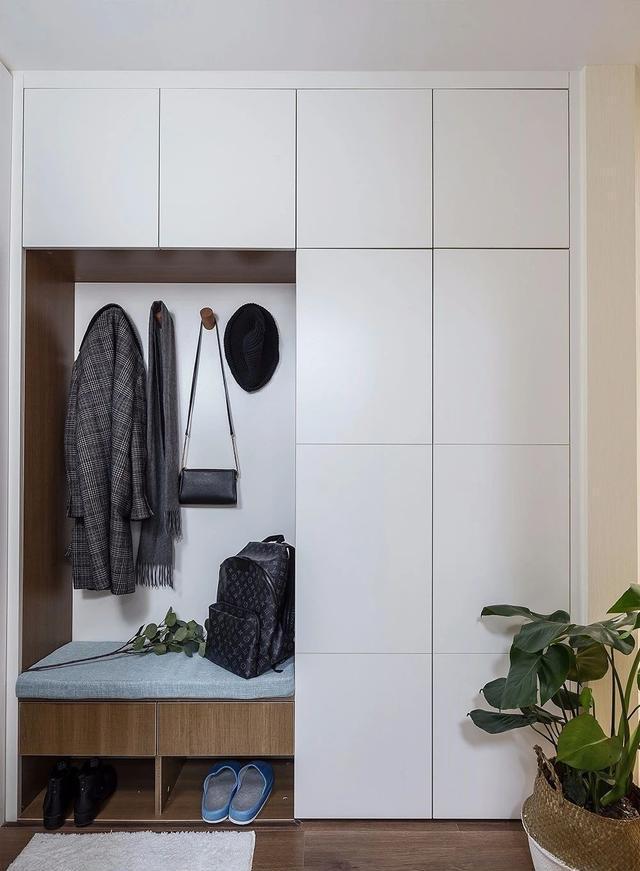 小次卧连着阳台砌墙做榻榻米,老破小阳台变卧室增加一间房