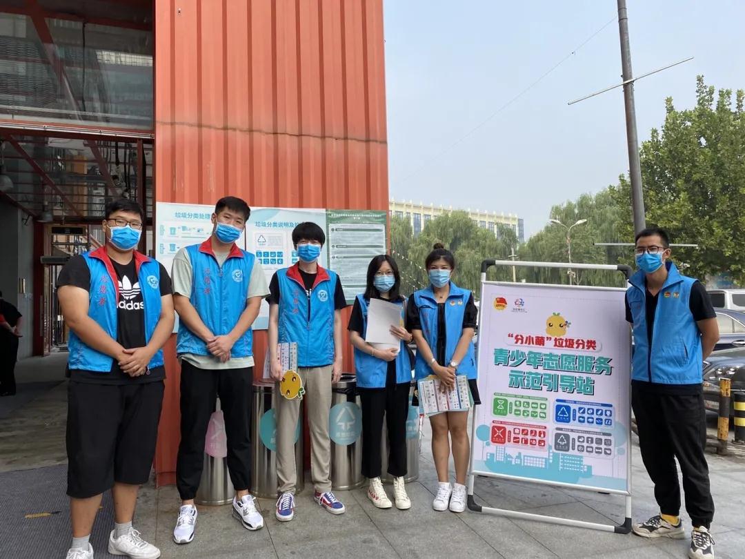 小手拉大手垃圾分类齐步走小报,小手拉小手共创文明捡垃圾