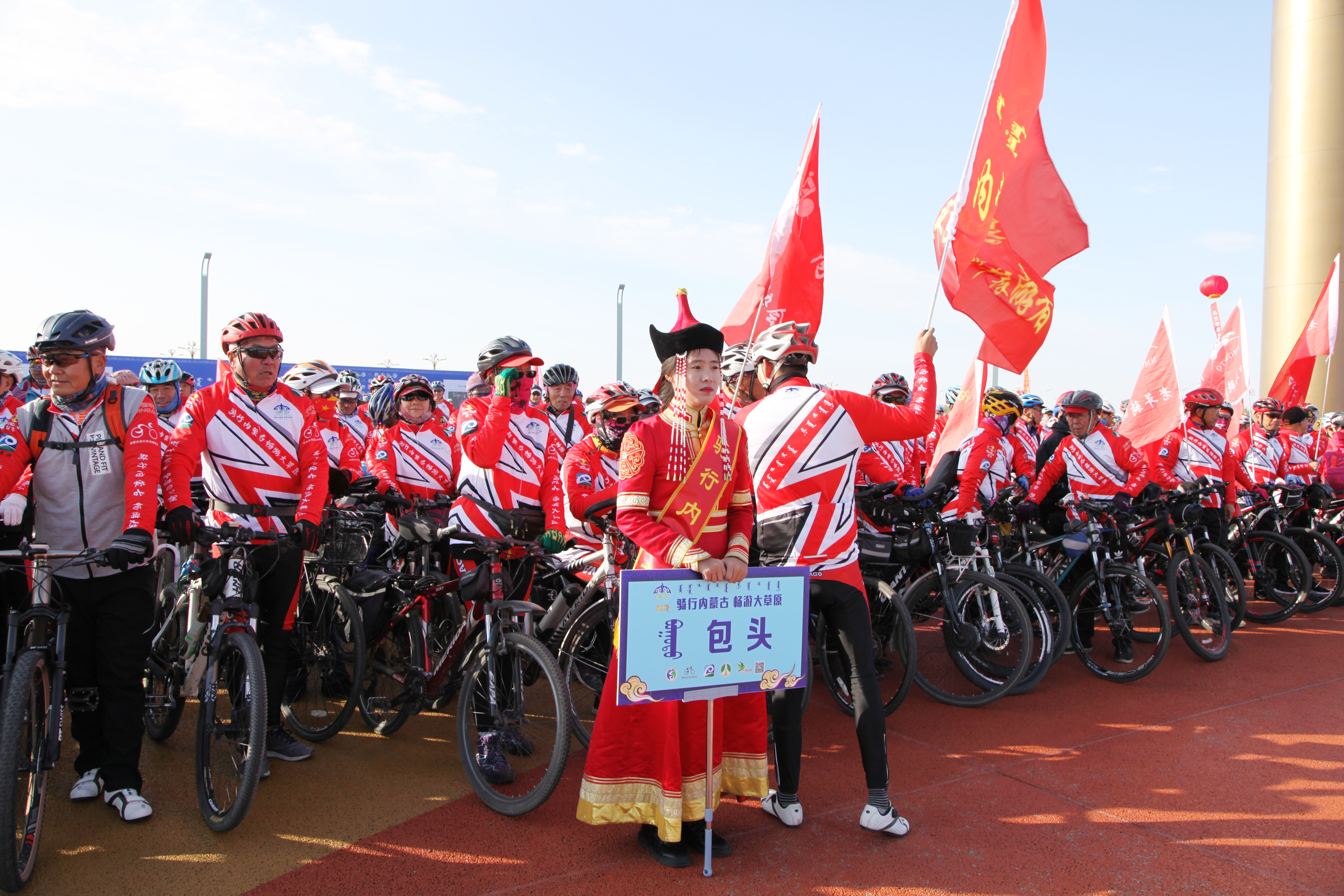 首届“骑行内蒙古畅游大草原”骑游比赛13日在呼和塔拉开赛