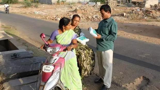 为解决妇女生理问题，男子穿带血卫生巾走上街头，却惨遭妻子离婚