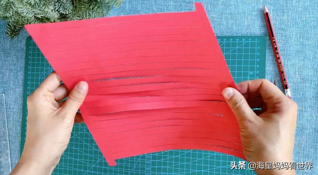 春节喜气洋洋大红灯笼高高挂,红红火火喜气洋洋百家姓灯笼