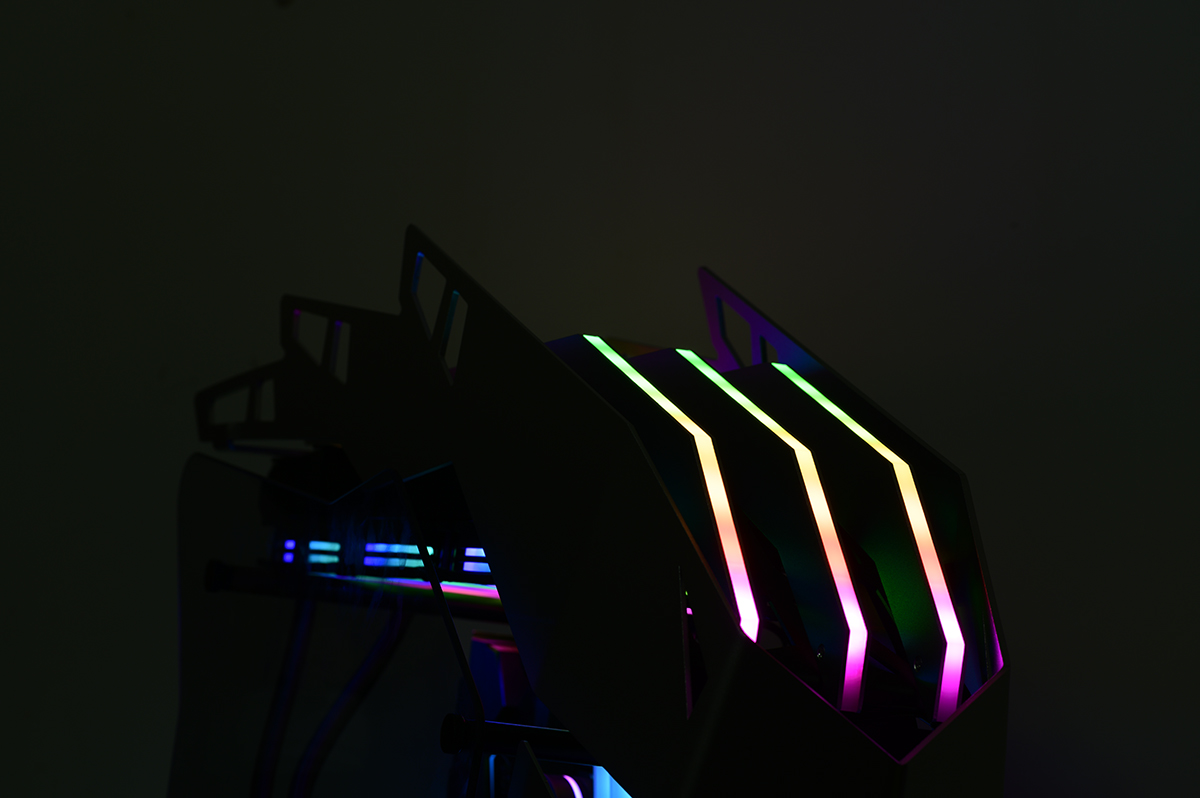 颜值与个性共舞，大水牛铁血战士异形机箱，越夜越有机