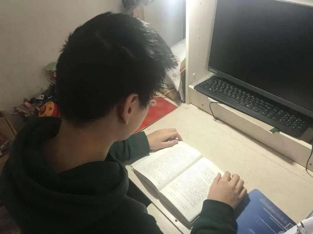 中学生如何克服网课学习的不适,一天听完所有网课
