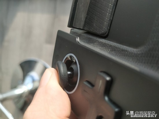 这款手柄外设能助你在《和平精英》中场场“吃鸡”