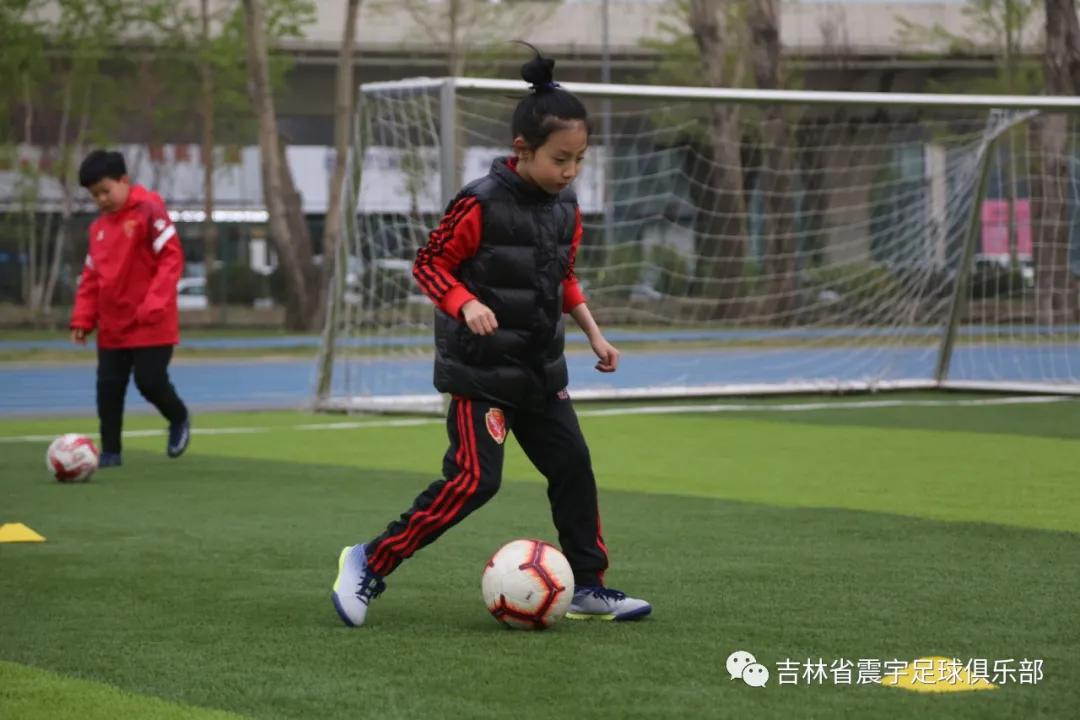 绿茵驰骋的快乐与成长——震宇女足小球员专访