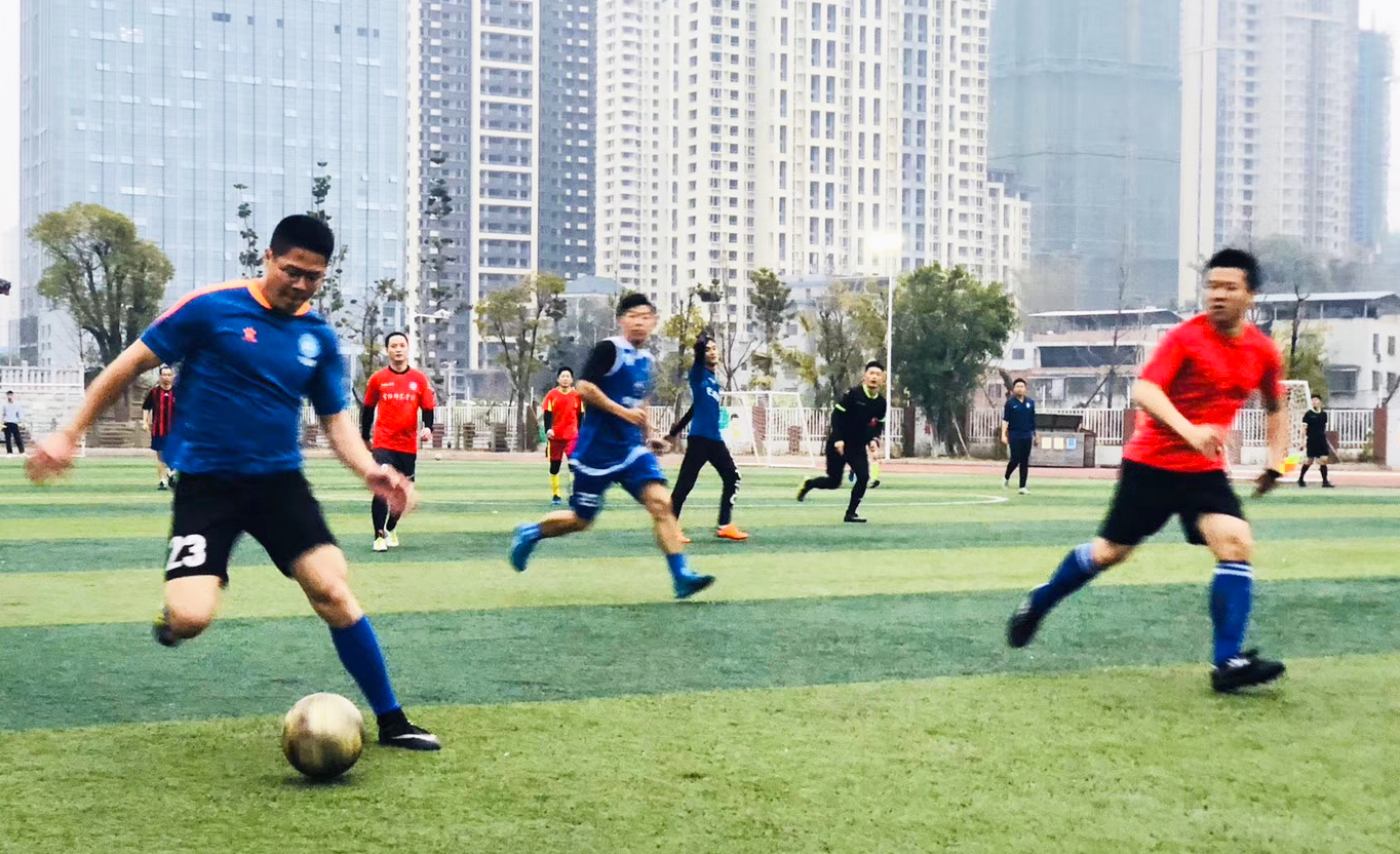 小学举行喜迎元旦足球比赛,小学家长足球友谊赛开幕式