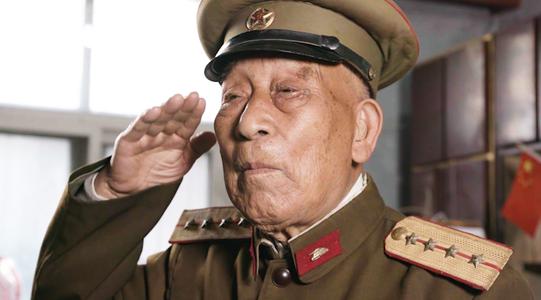 山东一老汉持有双枪七十多年,96岁山东老汉持双枪